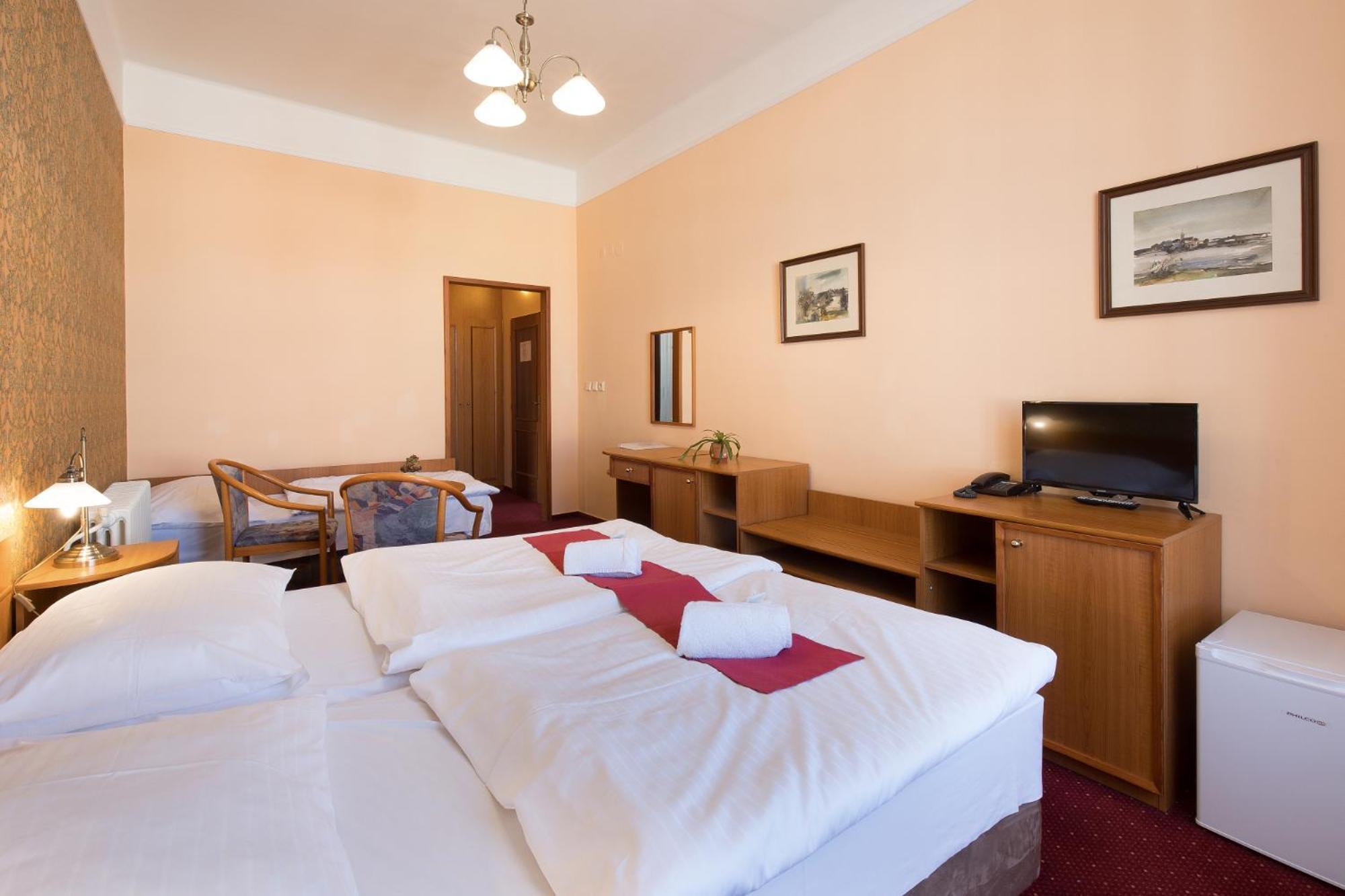 Hotel U Cerneho Orla Telc Exterior photo